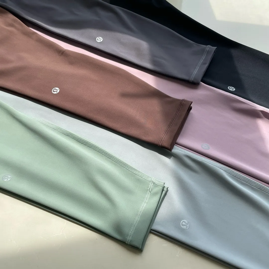Lululemon Lulu Yoga Pants Nude Seamless High-Waist Tight Fitness Quick-Drying Women's Butt Lifting Pants Design Concept ~ Create a skin-friendly naked feeling, the special fabric is light and smooth, allowing you to focus on your practice. We have added a pocket design to this model to store small items! Fabric + Features The fabric is light and smooth, with four-sided stretch. Fabric ~ 25 spandex + 75 nylon (the same fabric as Lu Lu) is comfortable and stretchable and not easy to deform. Technology ~ Four needles and six threads are powerful (the same technology as Lu Lu). Technology ~ Italian elastic high silk thread (full elasticity, fit and slimming). High waist design, the waist is flat and fit, reducing tightness! Perfect for wrapping fat! Show your body shape better! Size S M L XL Color Purple Gray Black Bean Green Coffee Brown Rhino Gray